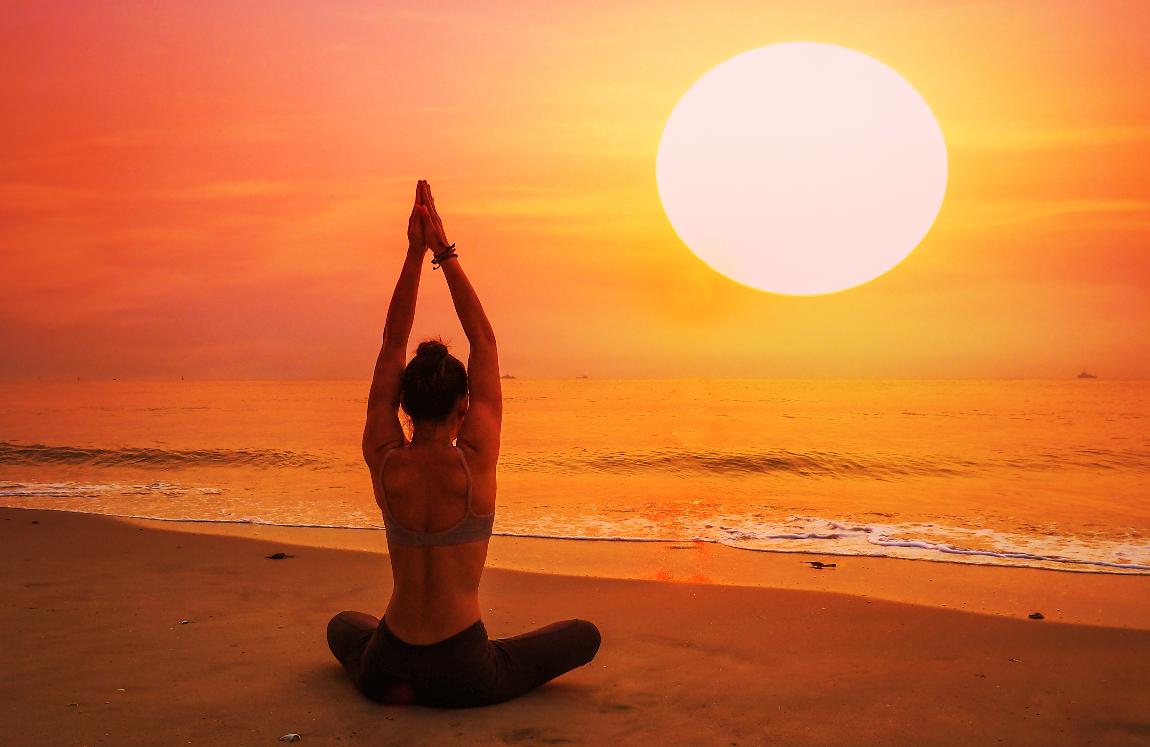 Медитация на удачный. Йога на Восходе солнца. Йога на закате. Йога медитация. Йога на берегу океана.